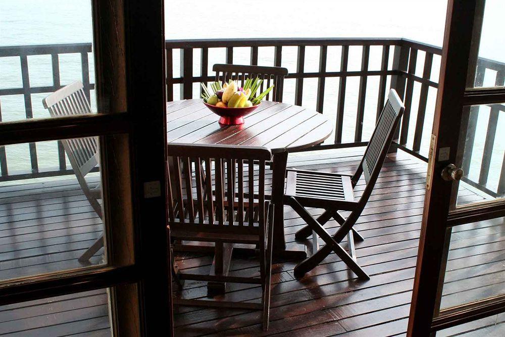 Hotel Avillion Port Dickson Exteriér fotografie A balcony