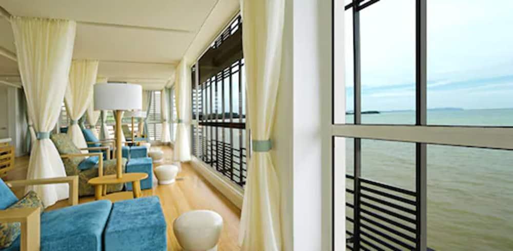 Hotel Avillion Port Dickson Exteriér fotografie The interior of a suite