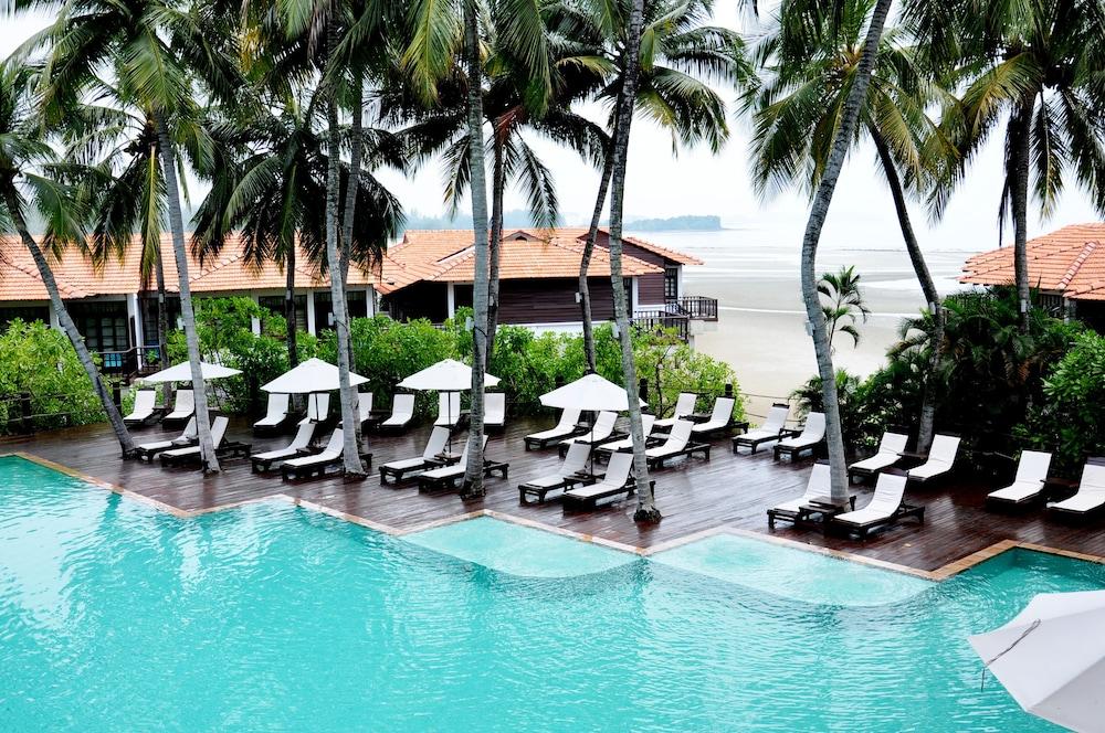 Hotel Avillion Port Dickson Exteriér fotografie The swimming pool at the resort