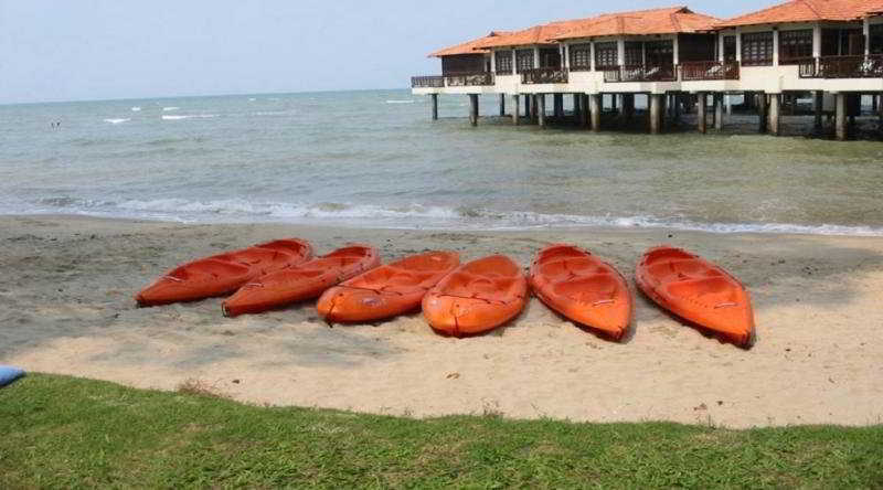 Hotel Avillion Port Dickson Exteriér fotografie Kayaks at the beach