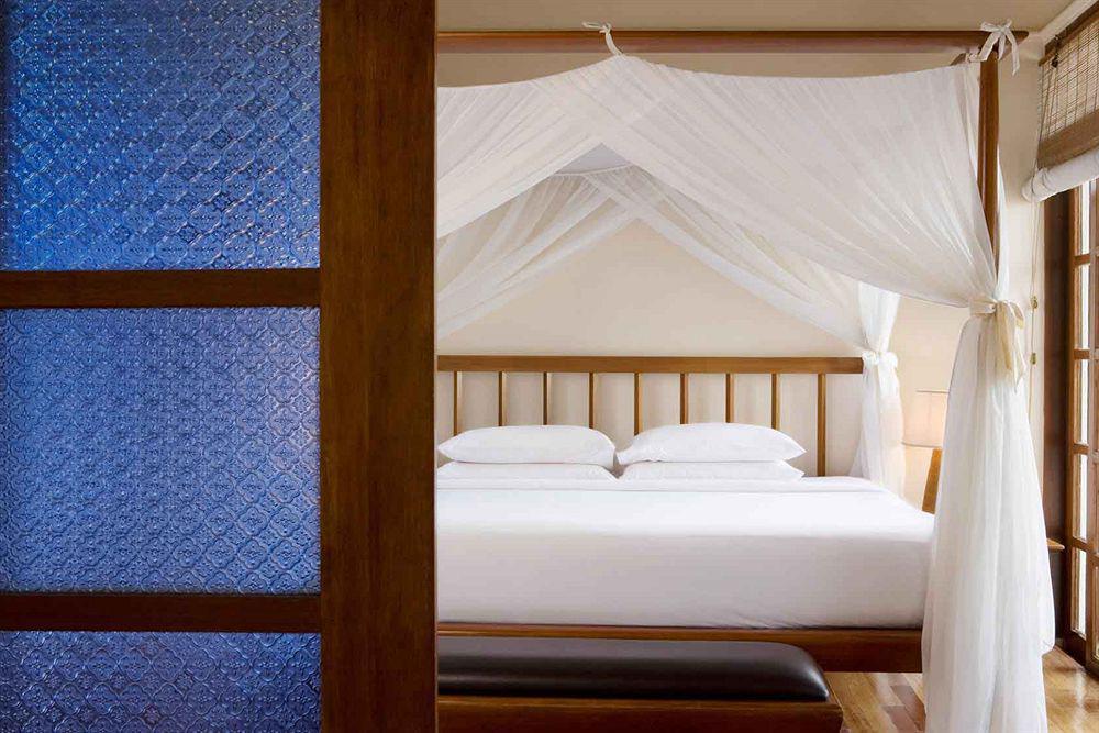 Hotel Avillion Port Dickson Exteriér fotografie A bed with a mosquito net